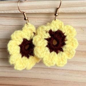 Gorgeous sunflower 🌻 earrings!! Never been used !!
